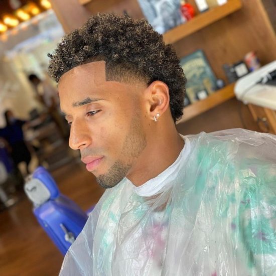 Curly textured cut with line-up design